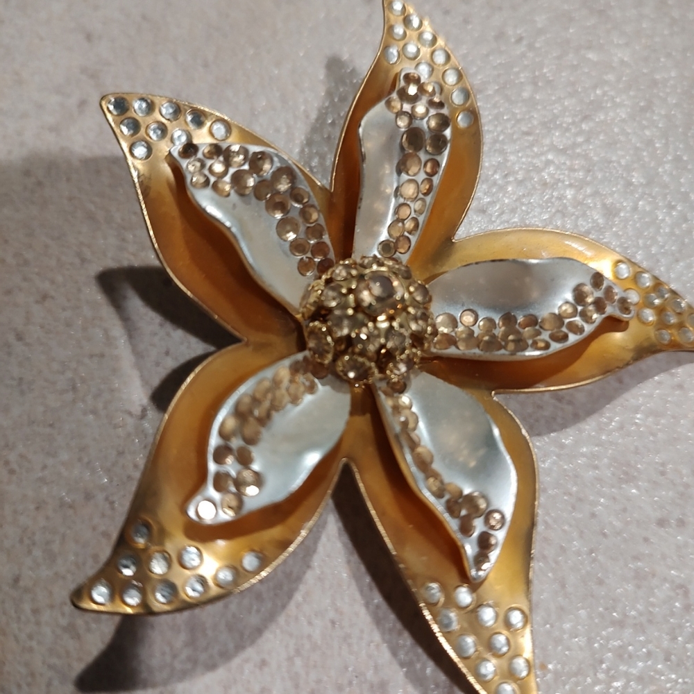 Vintage Nina Ricci flower star brooch is a stunning addition to any collection.